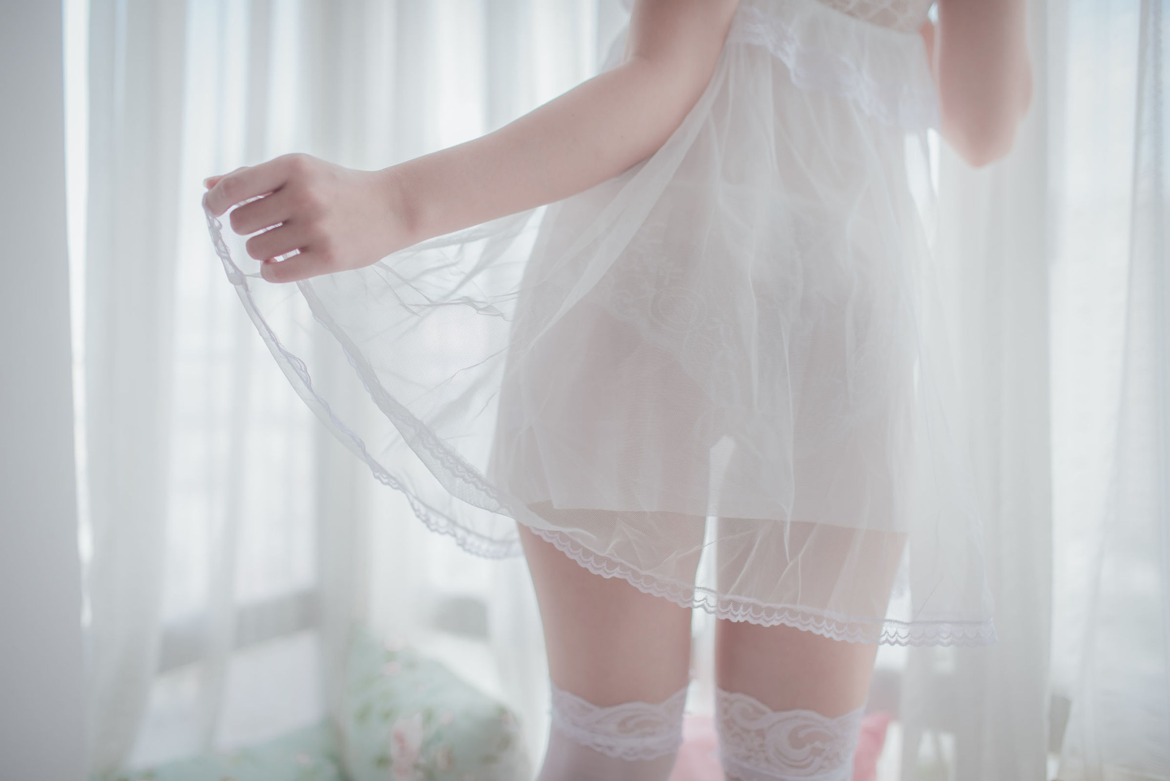 [网红COSER] Yoko宅夏 - 白色丝质连衣裙Cos系列  写真套图3 
