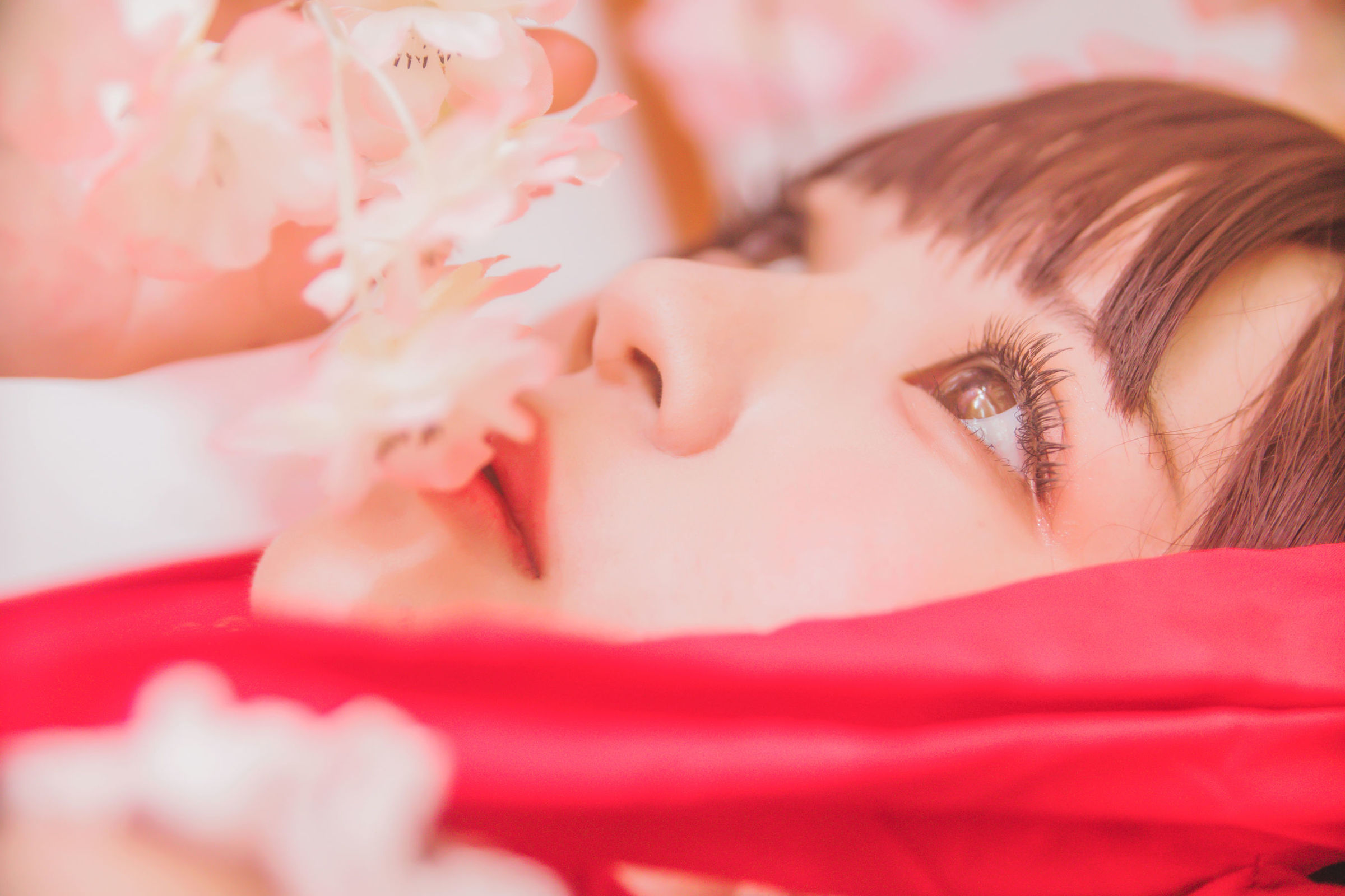 [网红COSER] 桜桃喵 - 灵梦 新年快乐 COS写真套图4 