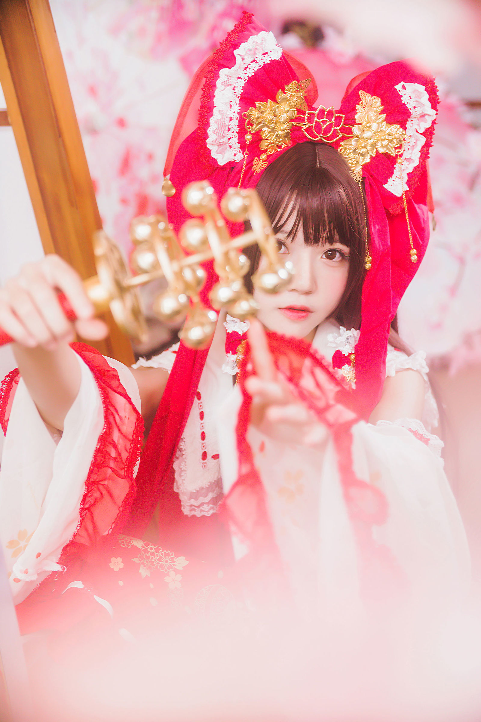 [网红COSER] 桜桃喵 - 灵梦 新年快乐 COS写真套图1 