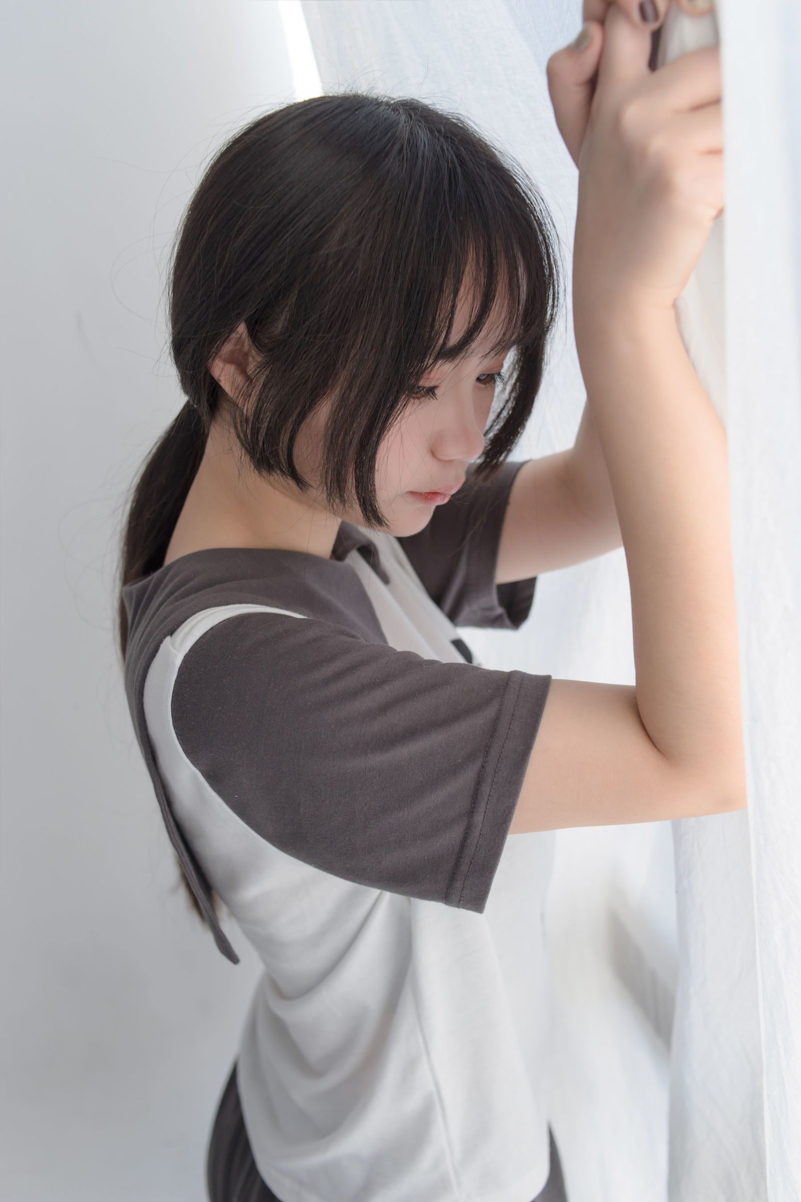 [轻兰映画] VOL.012 可爱短发少女的黑丝 写真套图4 