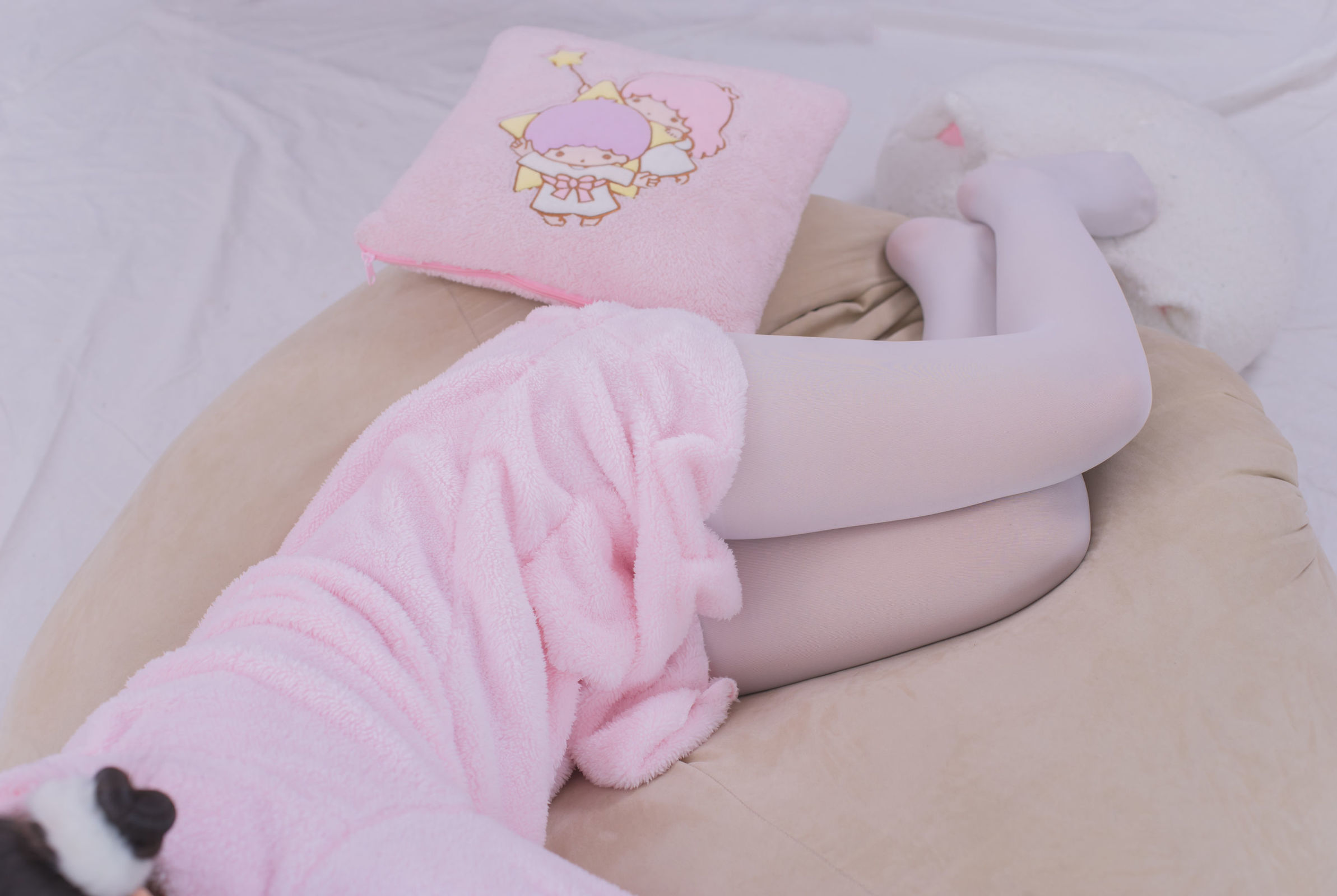 [轻兰映画] VOL.017 粉红毛茸茸睡衣白丝少女 写真套图1 