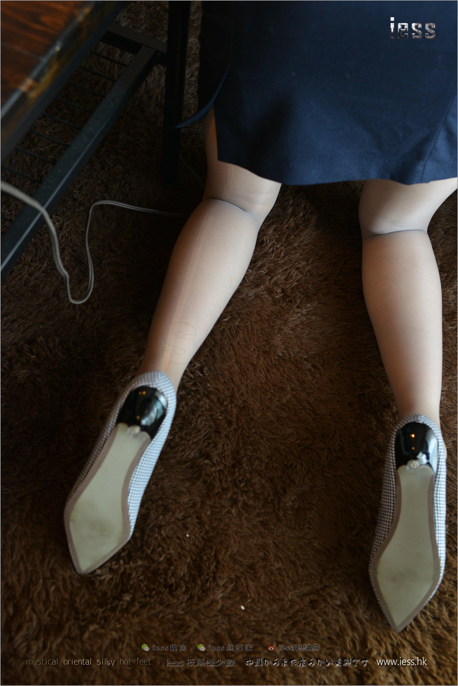 taotuhome[IESS异思趣向] 丝足便当135 新模momo - 穿平底鞋的灰丝OL第37张
