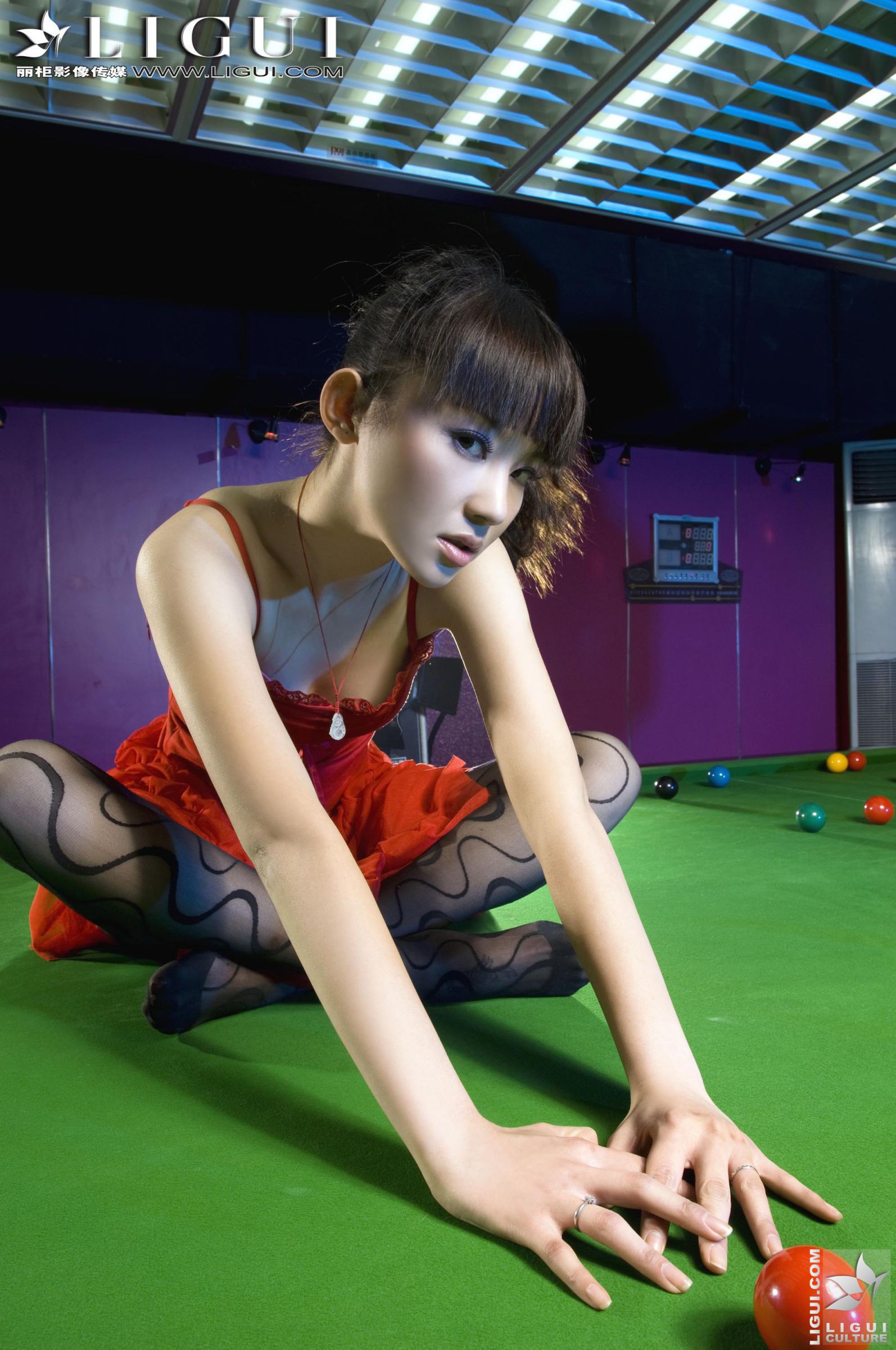 [LIGUI丽柜] 咪惠美 - 台球桌旁的红裙妹妹[52P]