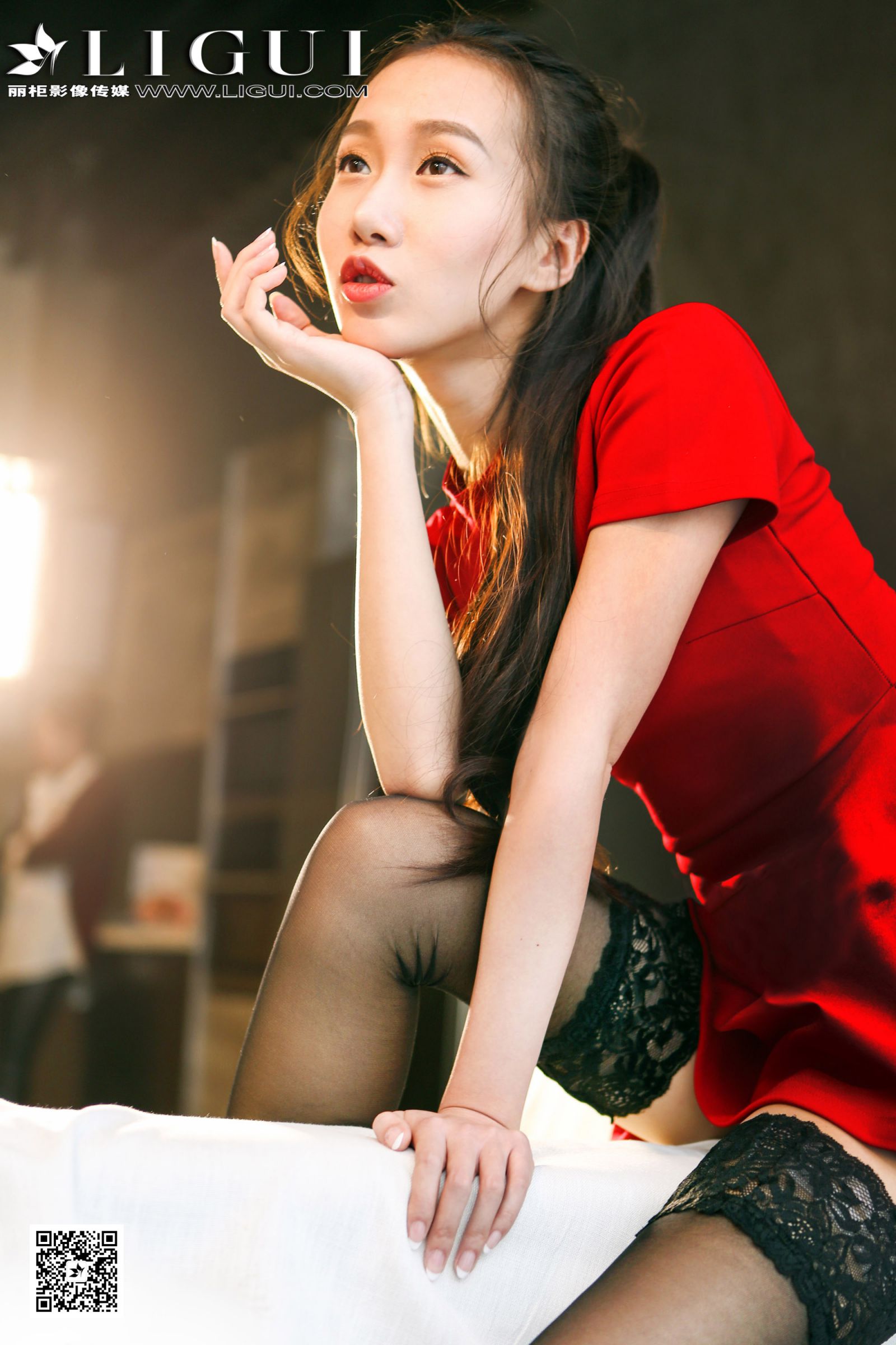 [Ligui丽柜] 网络丽人 Model 红烛 - 黑丝红裙少女[20P]