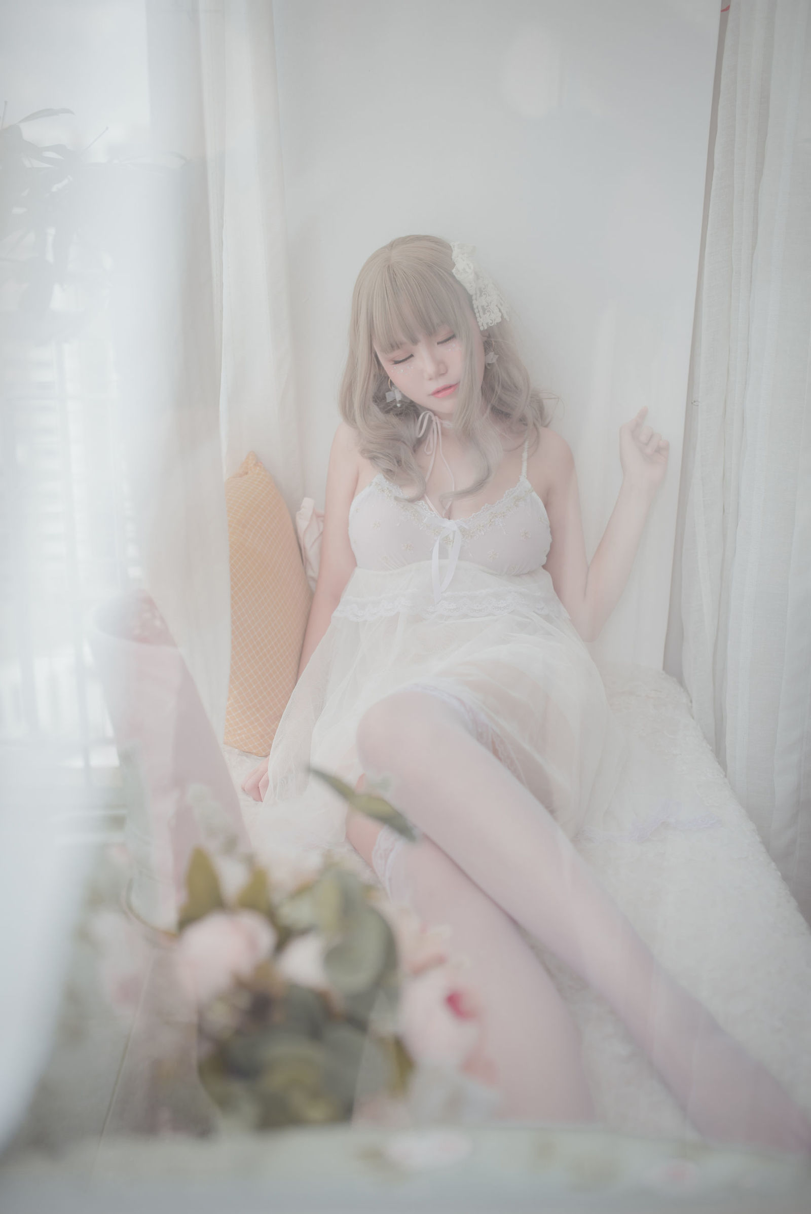 taotuhome[网红COSER] Yoko宅夏 - 白色丝质连衣裙Cos系列  写真套图第8张