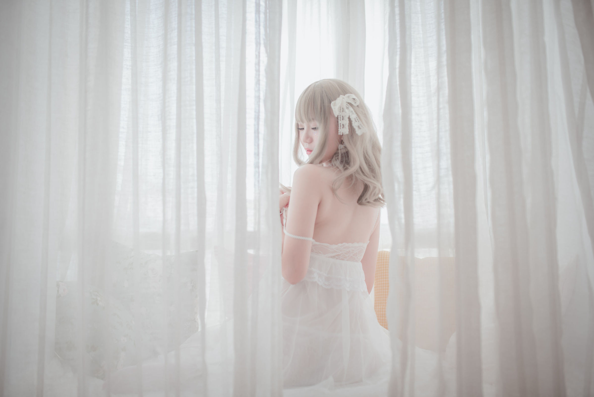 taotuhome[网红COSER] Yoko宅夏 - 白色丝质连衣裙Cos系列  写真套图第9张