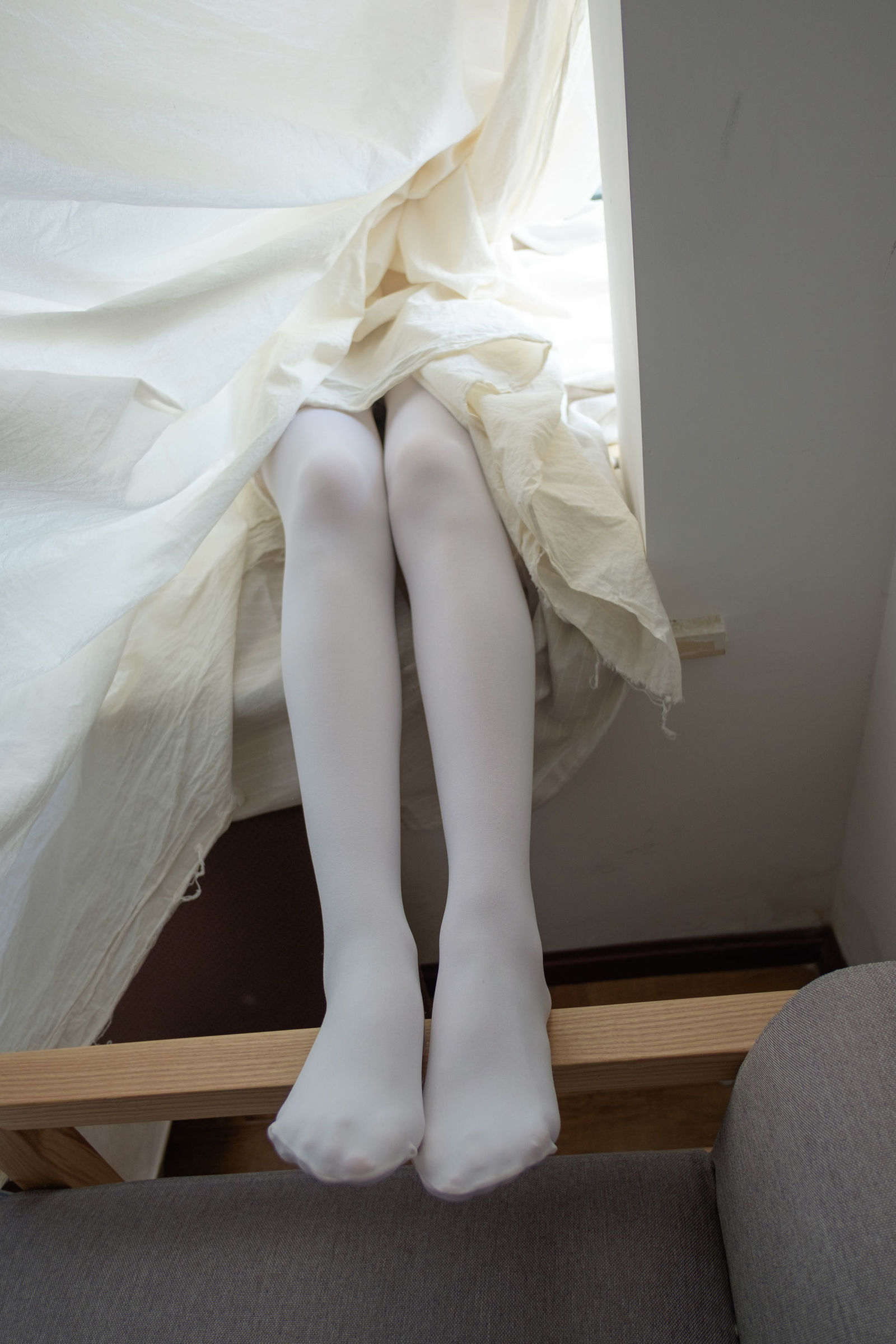 [森萝财团] R15-018 窗台上的白丝少女 萝莉丝袜写真套图[86P]