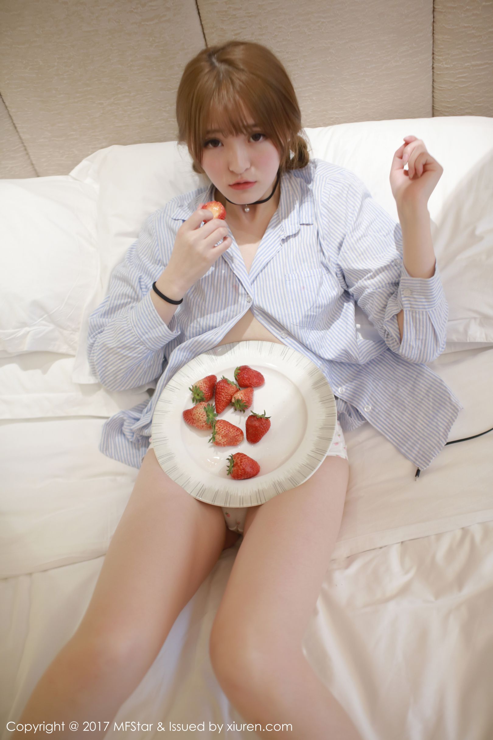 [MFStar模范学院] Vol.096 伊小七MoMo - 草莓内裤+衬衫系列[60P]