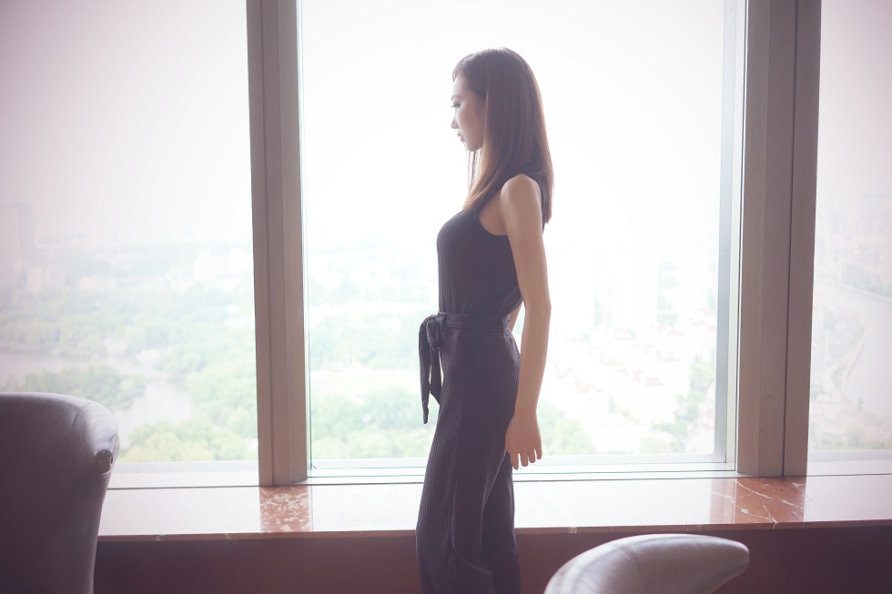 女神Yumi-尤美居家私房大尺度全裸上身秀美背完美身材撩人诱惑写真30P