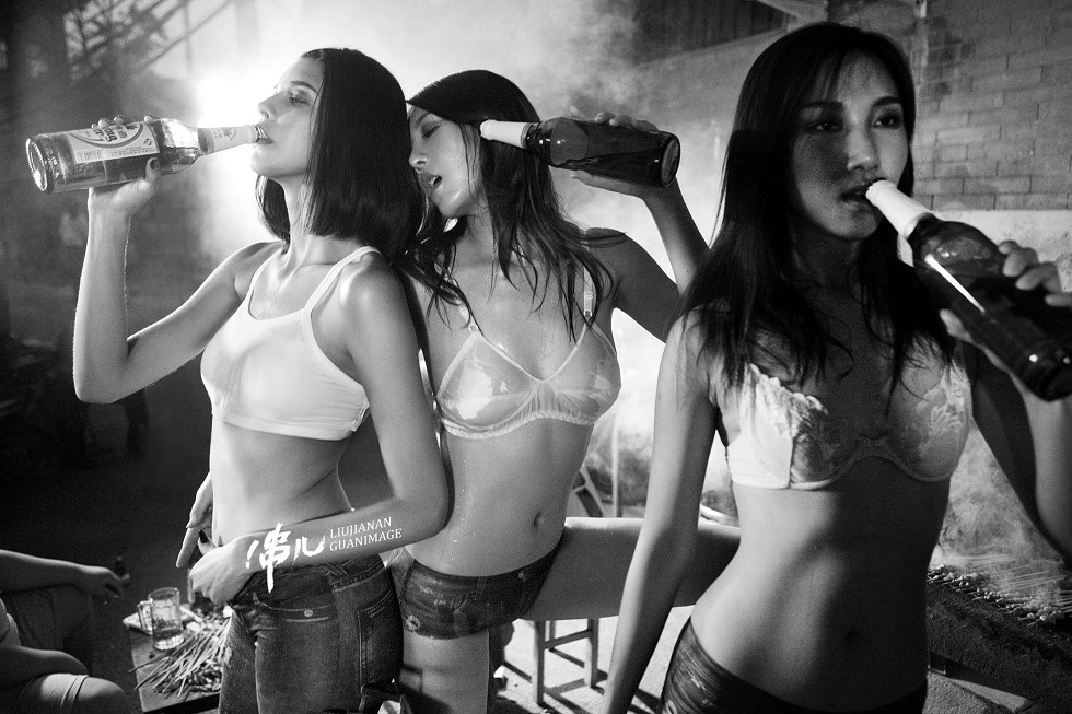 摄影师刘嘉楠精品摄影作品合集《胡同里的性感撸串儿》烧烤女郎写真27P