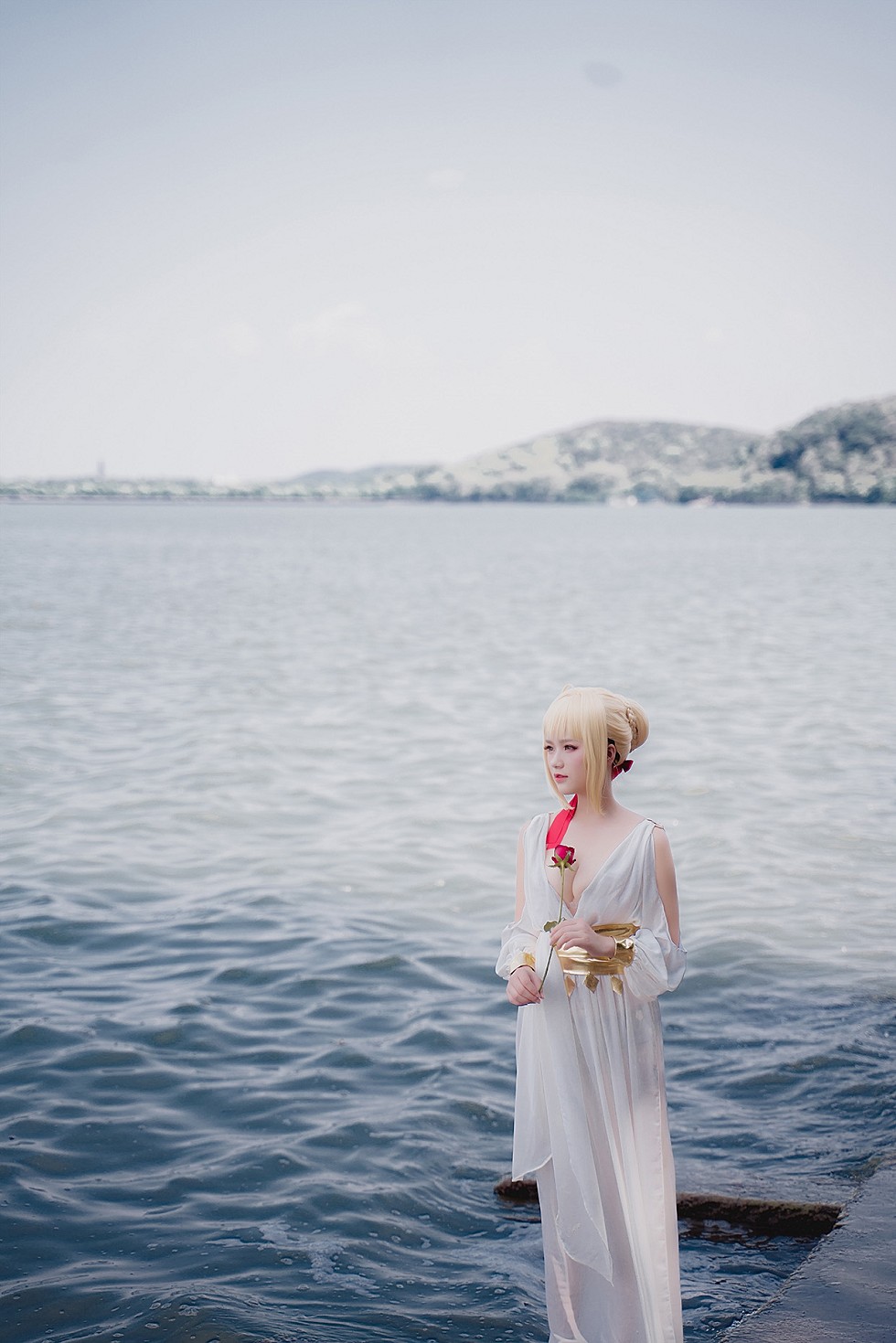 甜美女神户外海边白色低胸裙飘逸秀豪乳难以抵挡诱惑写真39P