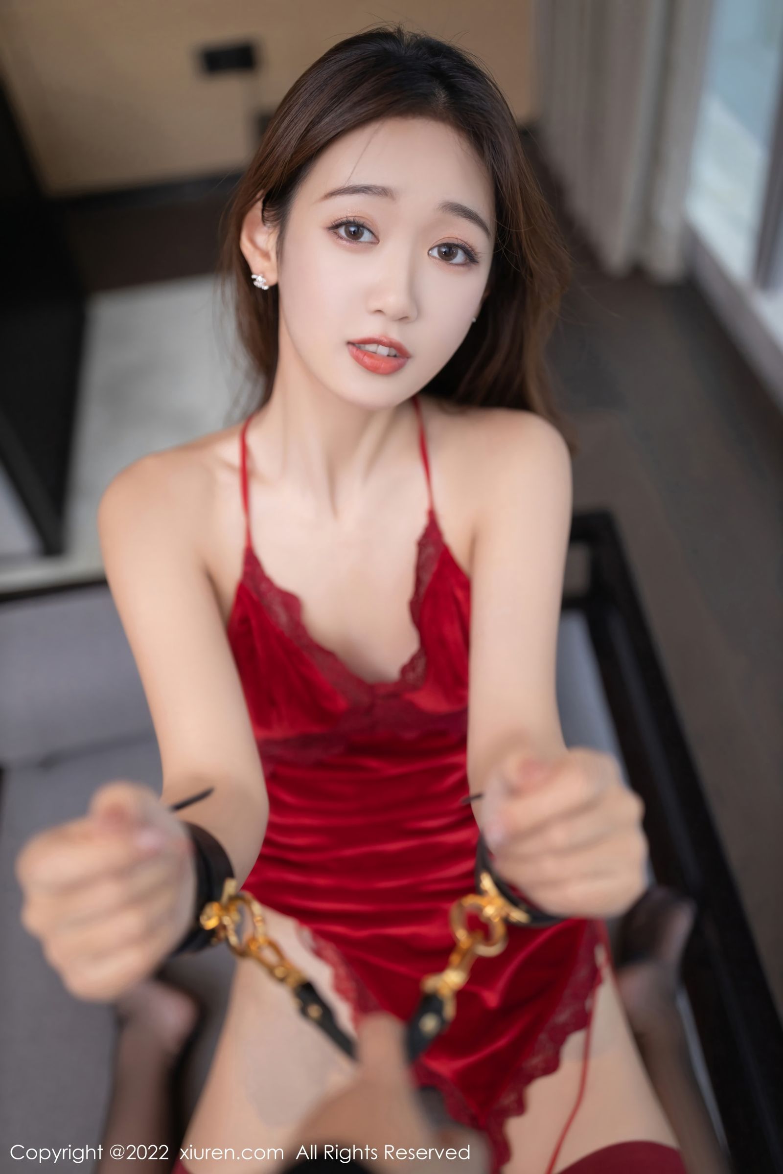 [XiuRen秀人网]-No.4827-唐安琪-红裙搭配黑丝-套图之家