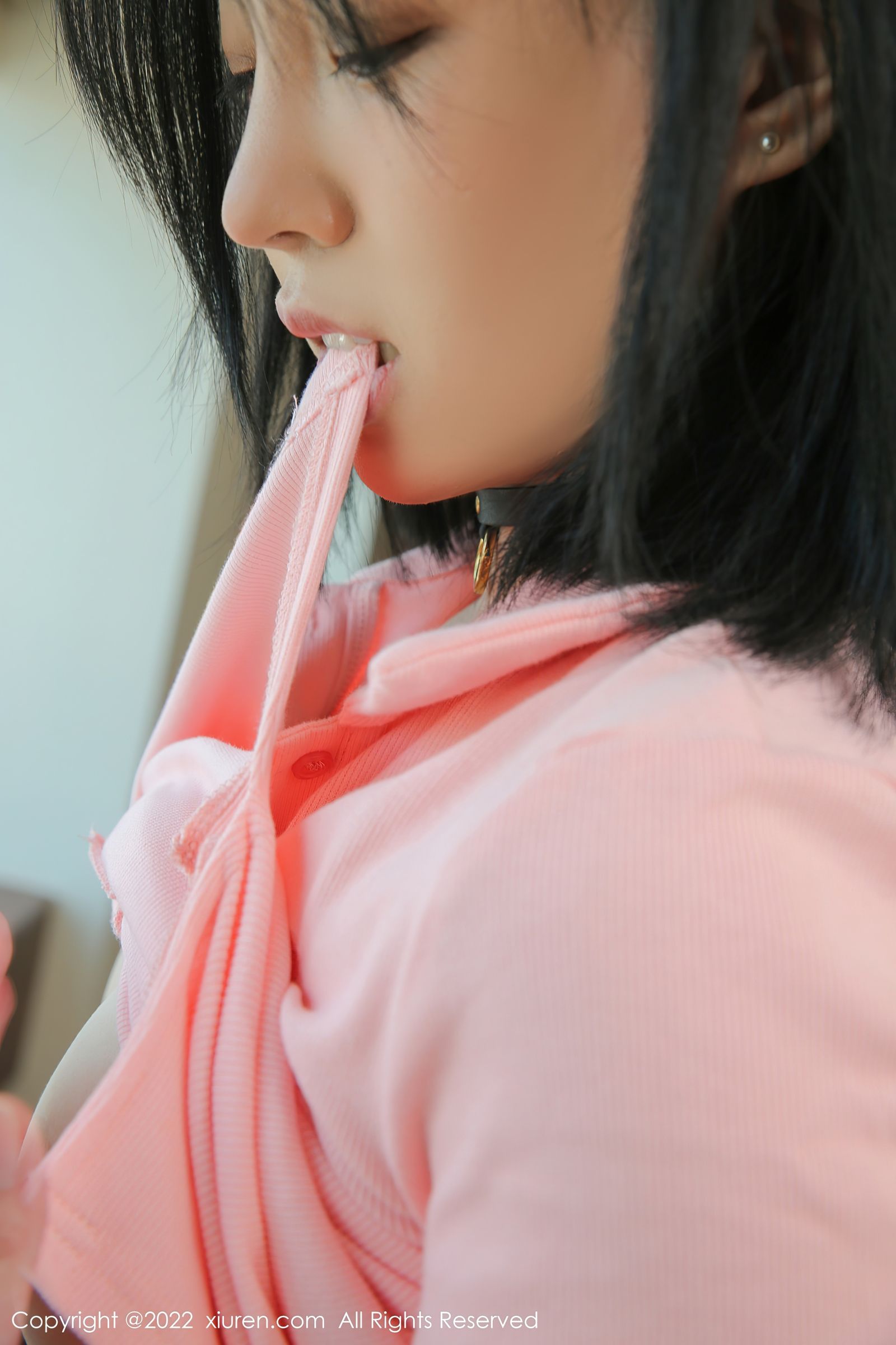 [XiuRen秀人网]-No.4770-一颗甜蛋黄a-粉色T恤搭配白色蕾丝丝袜-套图之家