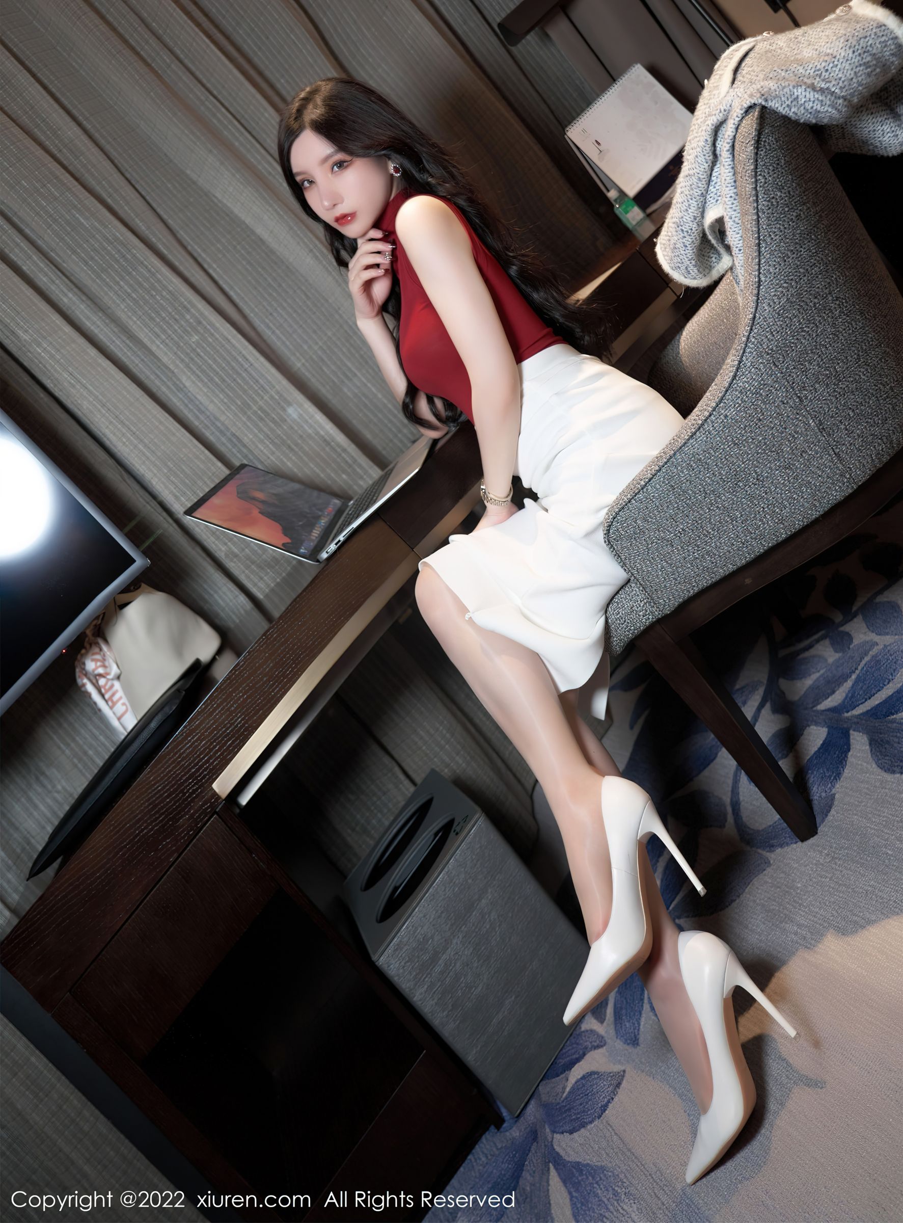 [XiuRen秀人网]-No.4728-周于希Sally-女秘书服饰白色长裙红色上衣搭配原色丝袜白色高跟鞋-套图之家