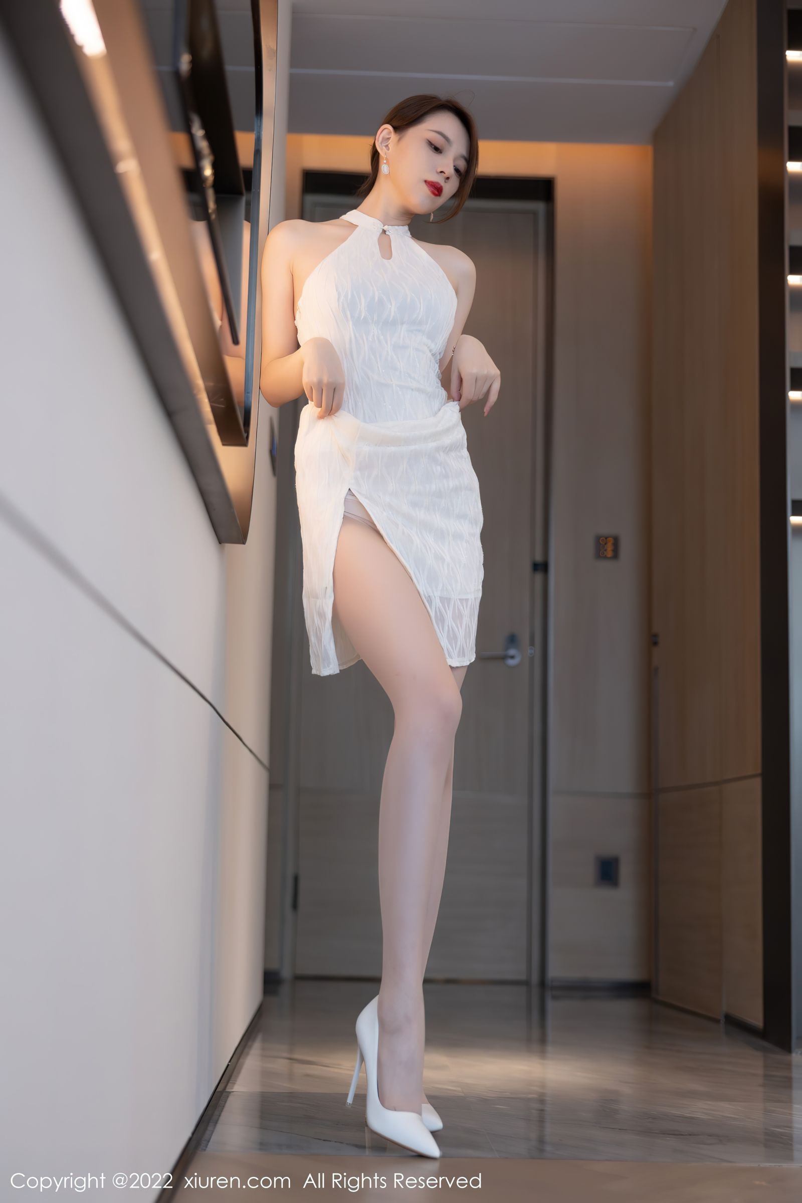 [XiuRen秀人网]-No.4691-言沫-露肩连衣裙搭配原色丝袜白色高跟鞋-套图之家