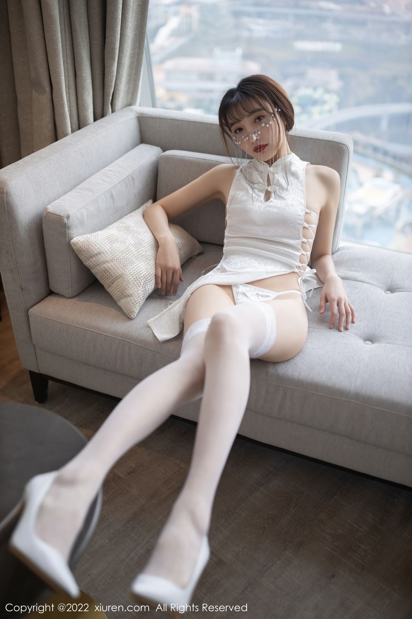 [XiuRen秀人网]-No.4660-陆萱萱-酒店场景拍摄-白色短款旗袍搭配白色丝袜-套图之家