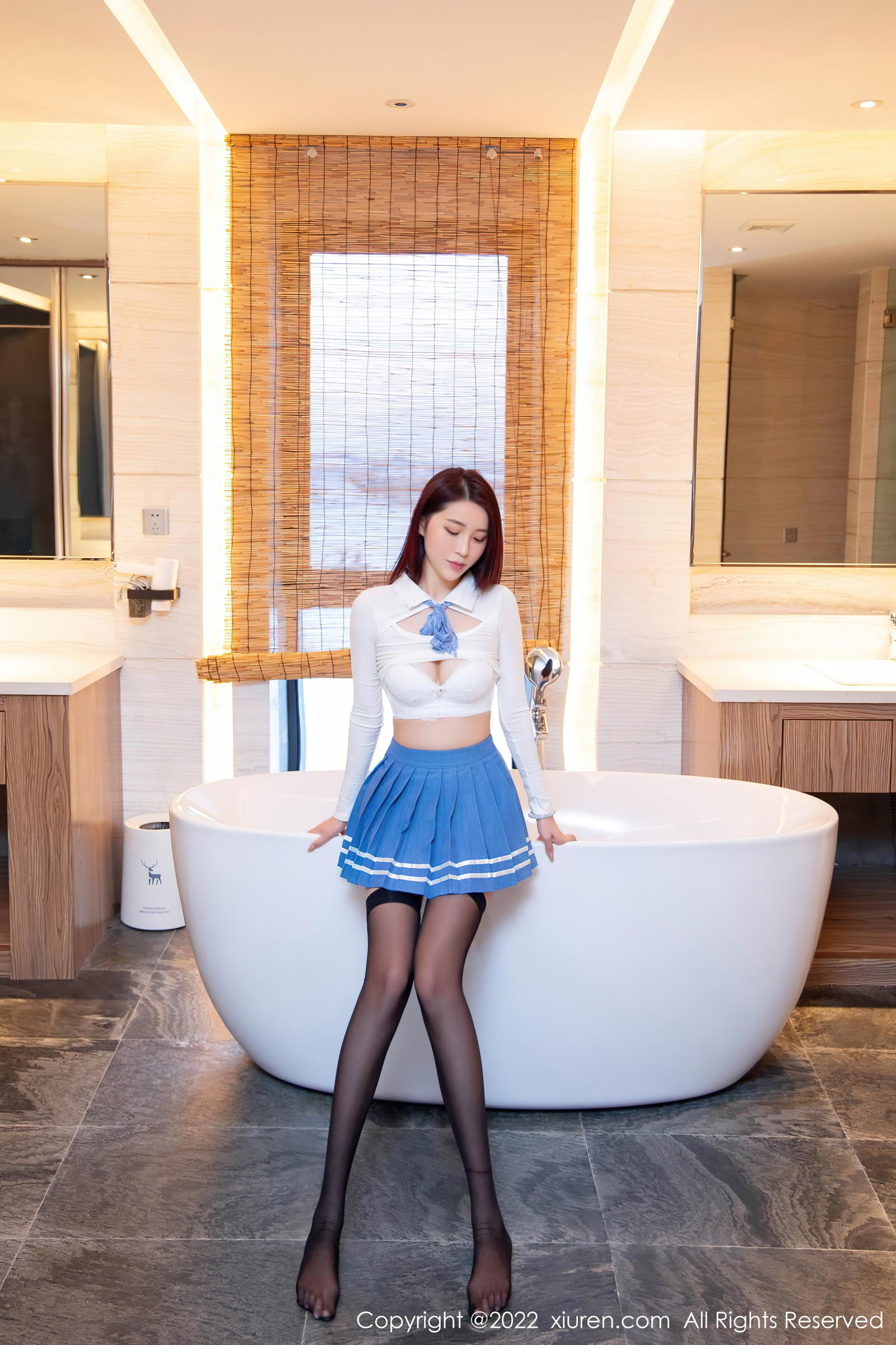 [XiuRen秀人网]-No.4605-汐汐baby-酒店室内场景-白色上衣蓝色短裙搭配黑丝-套图之家