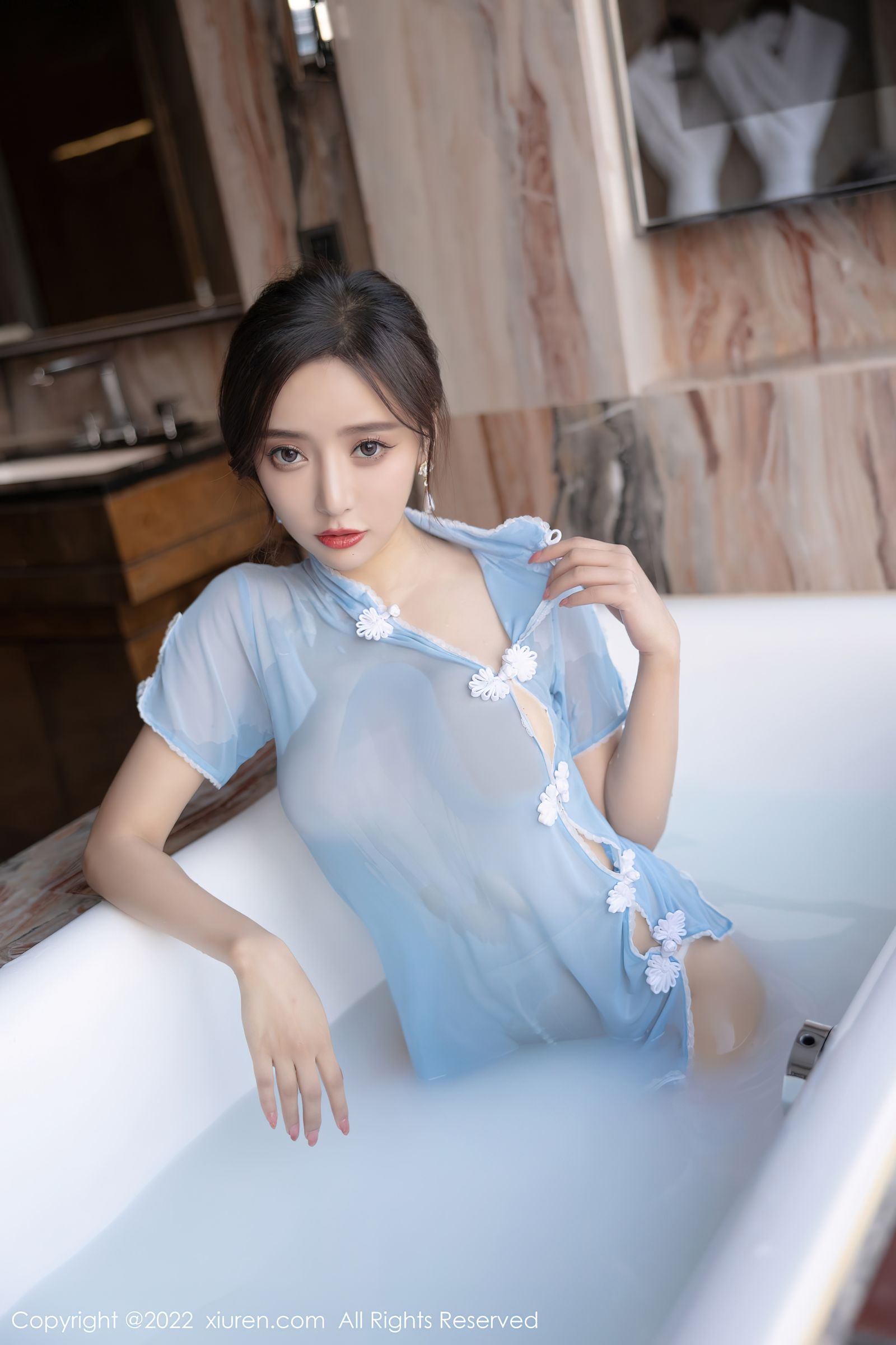 [XiuRen秀人网]-No.4581-王馨瑶yanni-户外淡蓝色长裙室内浴缸主题-套图之家