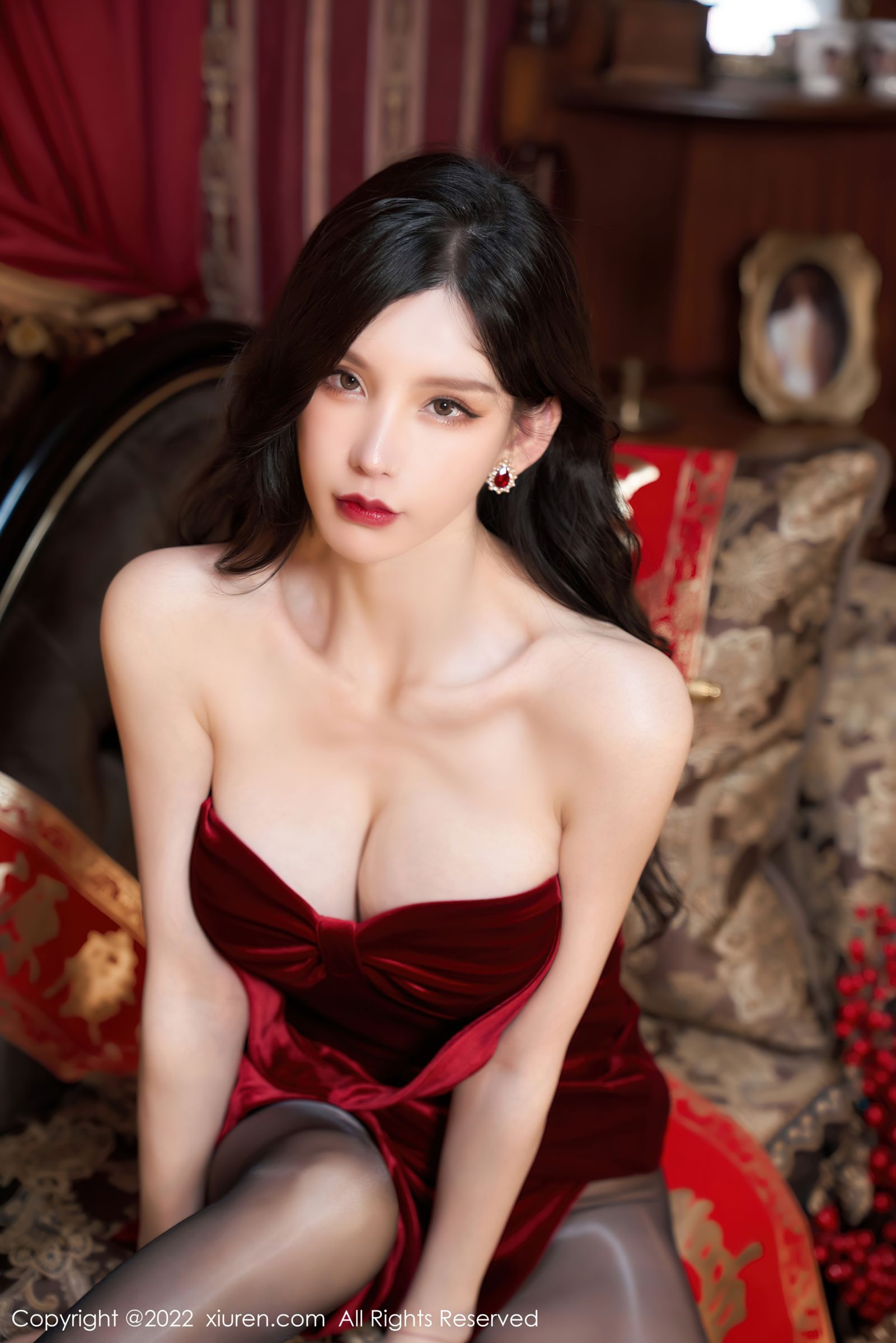 [XiuRen秀人网]-No.4545-周于希Sally-三亚旅拍-新年主题红色礼裙红色高跟鞋-套图之家