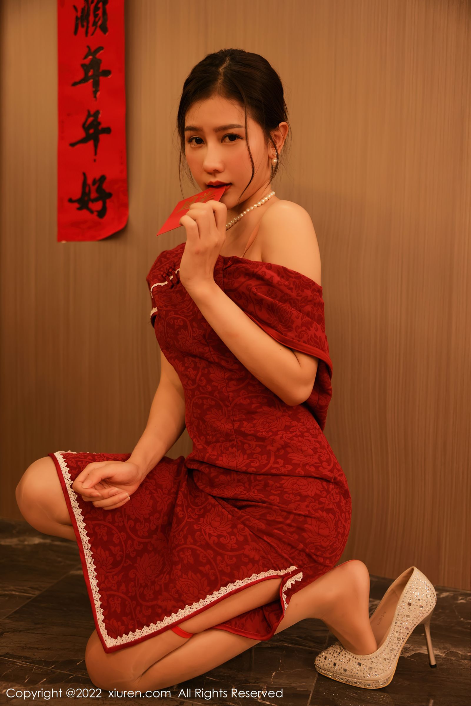 [XiuRen秀人网]-No.4508-尹甜甜-新年主题-旗袍装束搭配丝滑过膝袜-套图之家