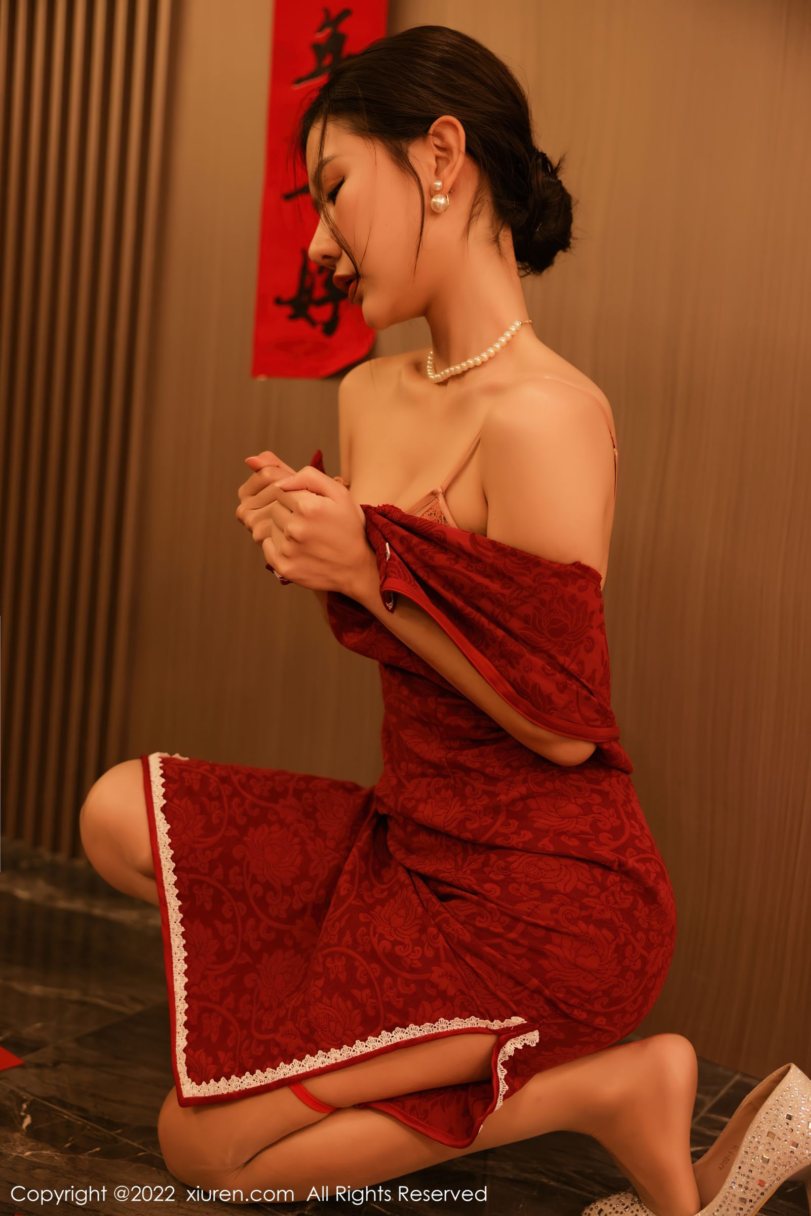 [XiuRen秀人网]-No.4508-尹甜甜-新年主题-旗袍装束搭配丝滑过膝袜-套图之家