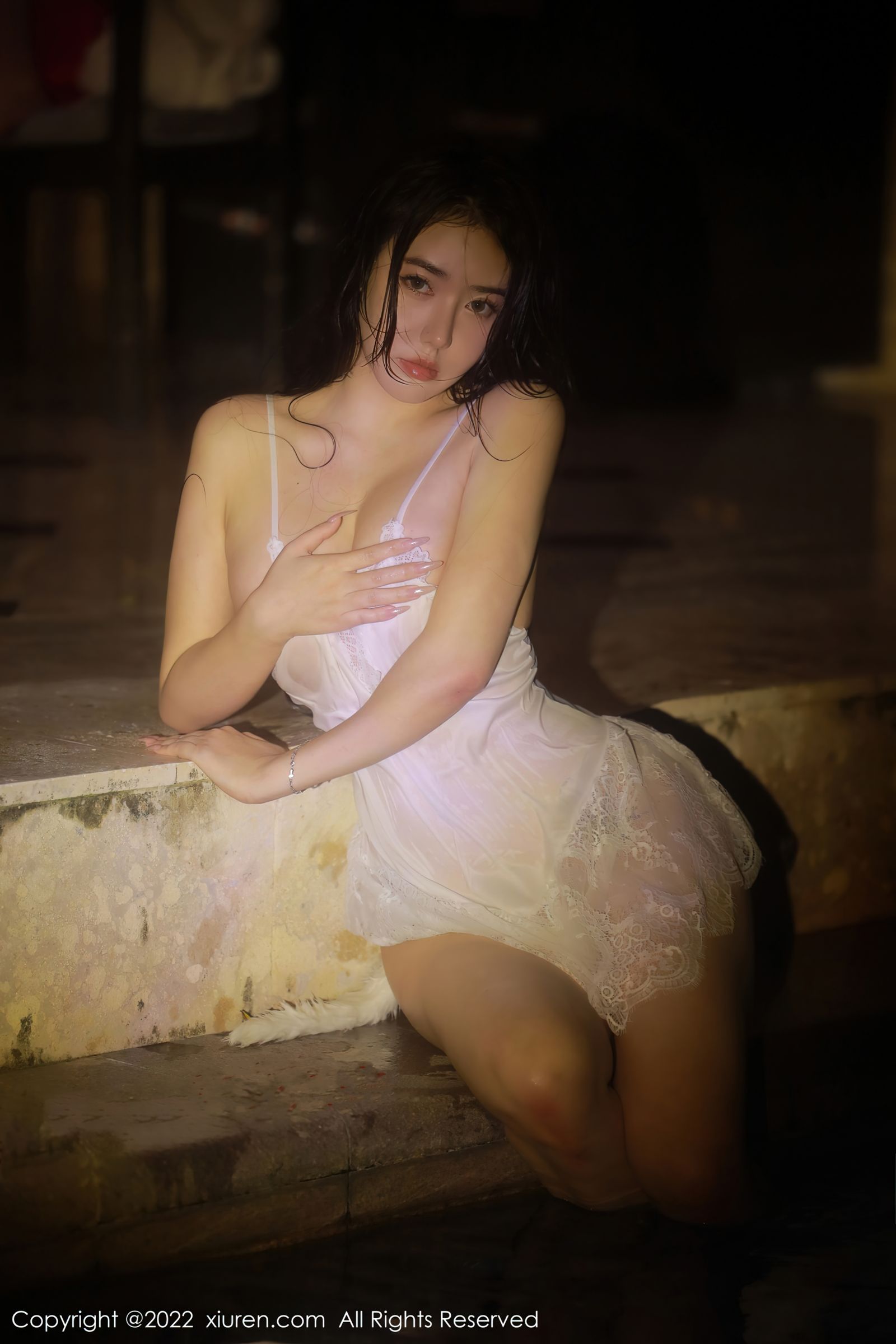 [XiuRen秀人网]-No.4504-玛鲁娜Manuela-三亚旅拍-白色情趣吊带连衣短裙-套图之家