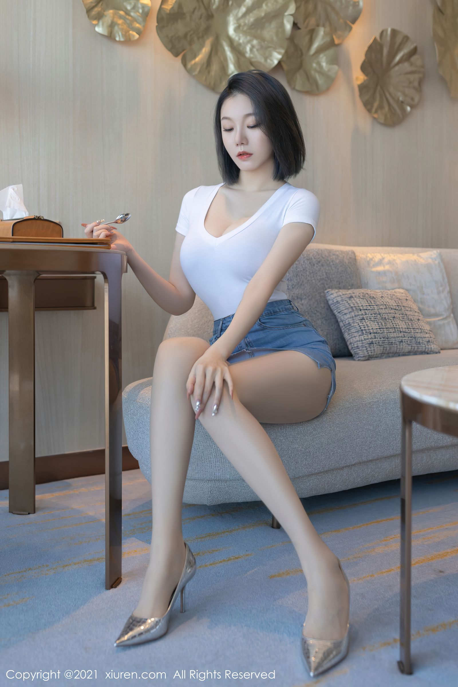 [XiuRen秀人网]-No.4336-安然Maleah-重庆旅拍白色上衣超短牛仔裙-套图之家