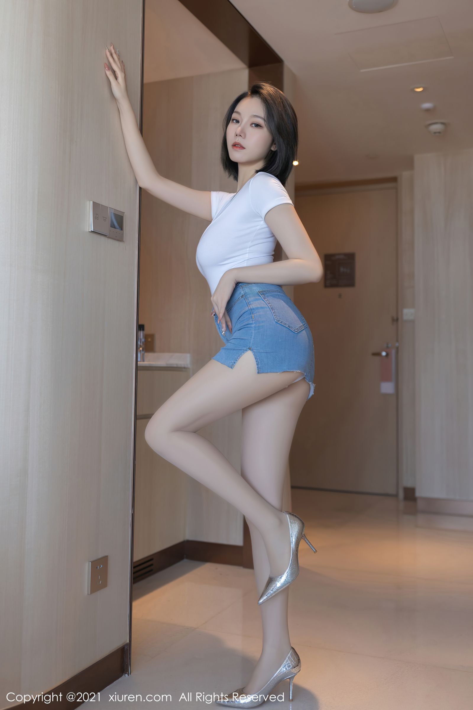 [XiuRen秀人网]-No.4336-安然Maleah-重庆旅拍白色上衣超短牛仔裙-套图之家