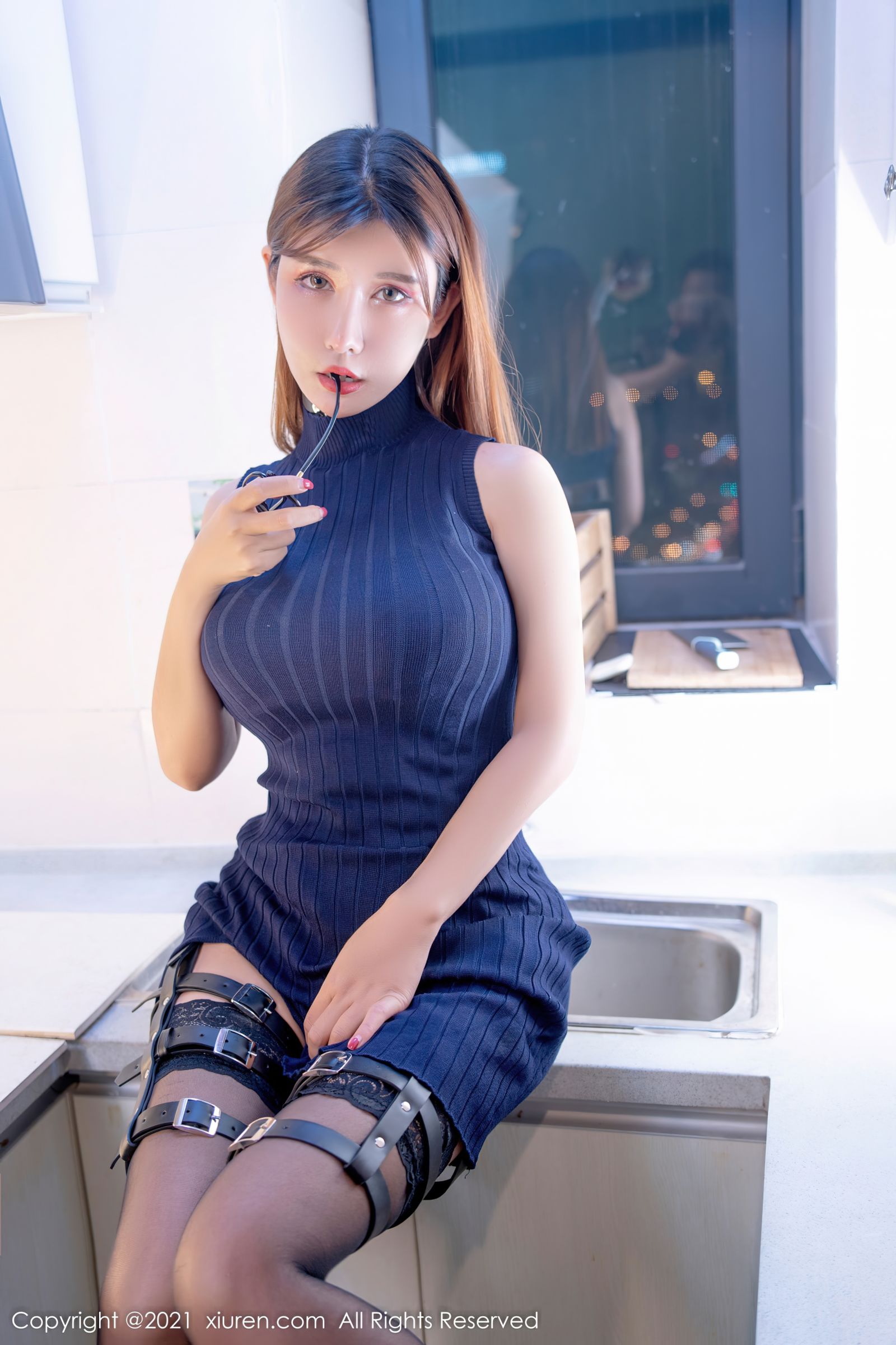 [XiuRen秀人网]-No.4332-夏沫沫tifa-深蓝色超短连衣裙搭配黑丝-套图之家