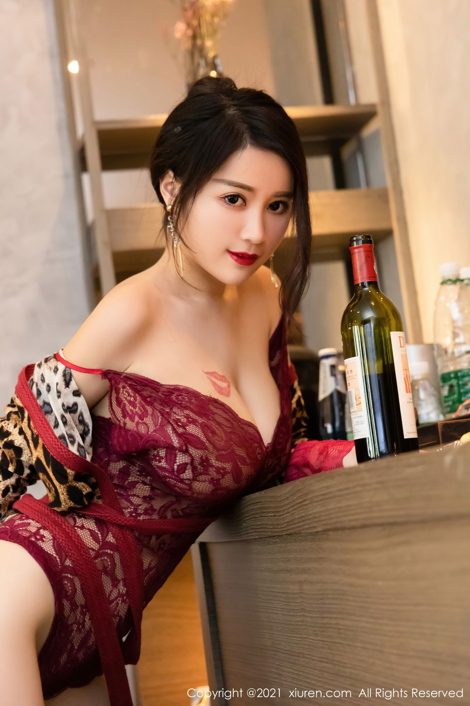 [XiuRen秀人网]-No.3605-美七Mia-送瓶红酒到房间-套图之家